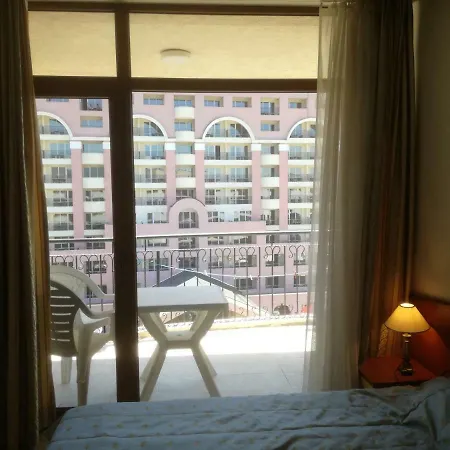 Top Floor In Poseidon Complex דירה *