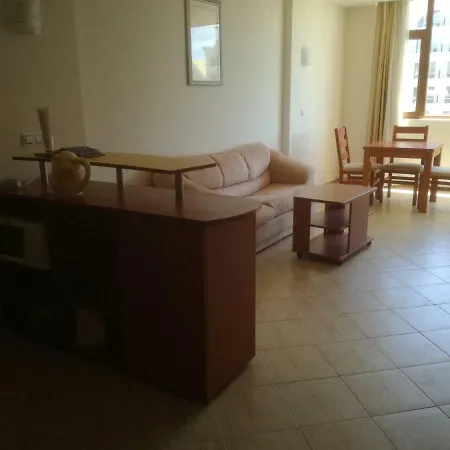 Top Floor In Poseidon Complex דירה