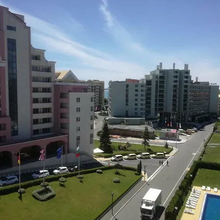 Top Floor In Poseidon Complex דירה *