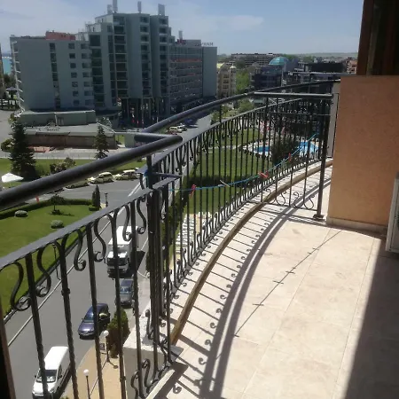 Top Floor In Poseidon Complex דירה *